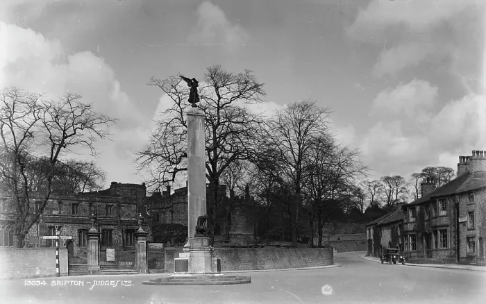 Framed Print : Monument in Skipton Framed Print : Monument in Skipton