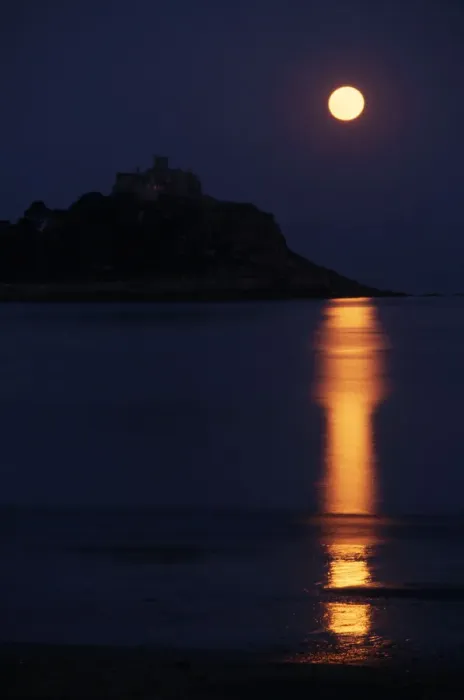 Framed Print : Moon rising over St. Michaels Mount, Cornwall Framed Print : Moon rising over St. Michaels Mount, Cornwall