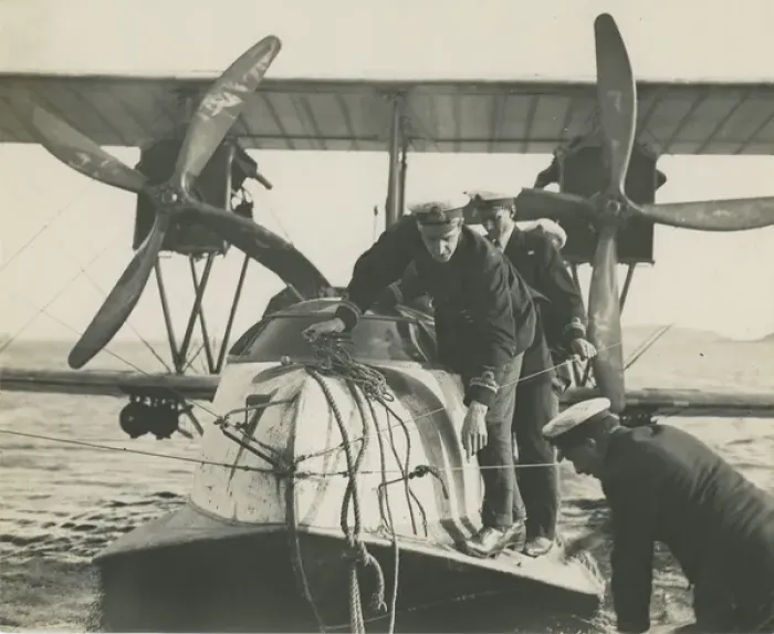 Framed Print : Mooring a Curtiss H12 Large America at RNAS Tresco Scillies Framed Print : Mooring a Curtiss H12 Large America at RNAS Tresco Scillies