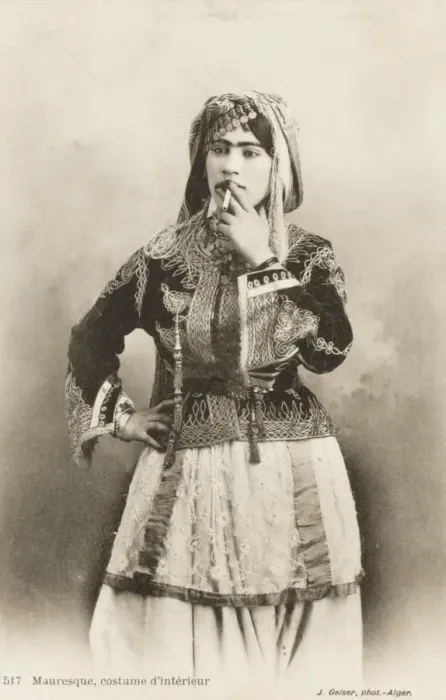 Framed Print : Moorish Woman smoking - Algeria Framed Print : Moorish Woman smoking - Algeria