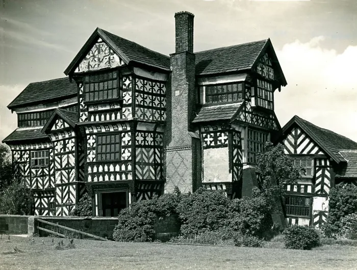 Framed Print : Moreton Hall Gate-house and moat Framed Print : Moreton Hall Gate-house and moat