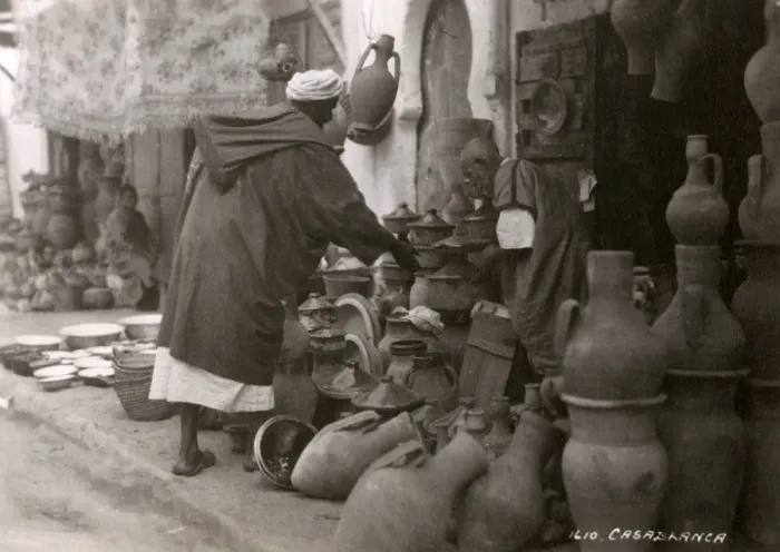 Framed Print : Morocco, North West Africa - Pot seller, Casablanca Framed Print : Morocco, North West Africa - Pot seller, Casablanca