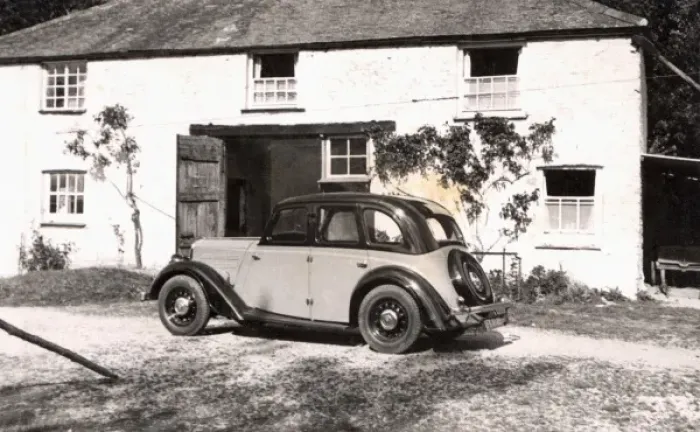 Framed Print : Morris 10 / 4 outside a country cottage Framed Print : Morris 10 / 4 outside a country cottage