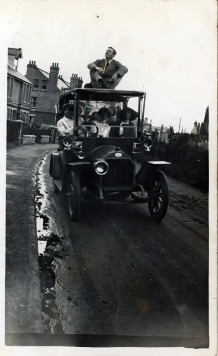 Framed Print : Morris Vintage Car - Towing Caravan Framed Print : Morris Vintage Car - Towing Caravan