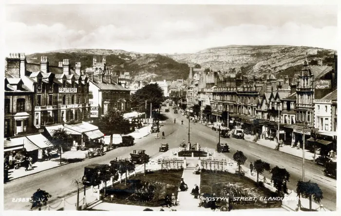Framed Print : Mostyn Street, Llandudno, Wales Framed Print : Mostyn Street, Llandudno, Wales