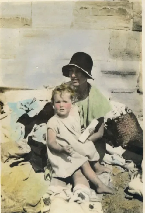 Framed Print : A mother and child on the beach at Bognor Regis. Date: 1920s Framed Print : A mother and child on the beach at Bognor Regis. Date: 1920s