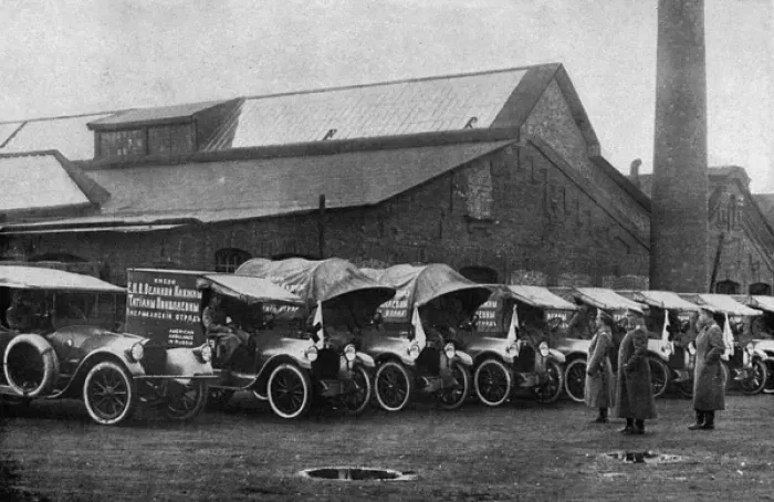 Framed Print : Motor ambulances on the eastern front, Russia, WW1 Framed Print : Motor ambulances on the eastern front, Russia, WW1