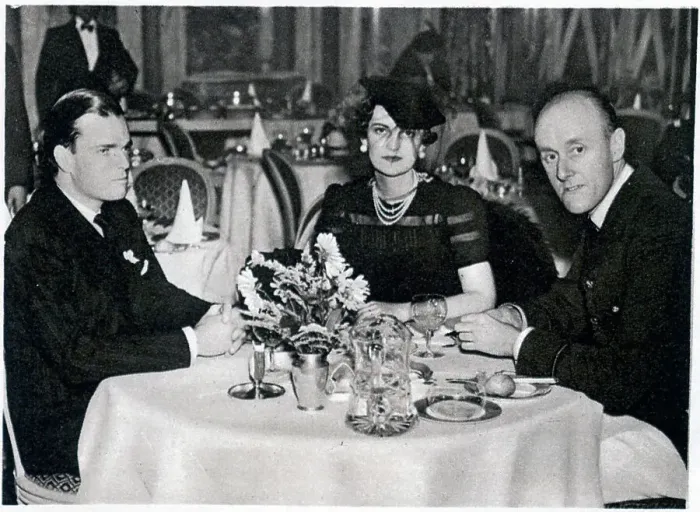 Framed Print : Mr and Mrs Charles Sweeny, lunching in London Framed Print : Mr and Mrs Charles Sweeny, lunching in London