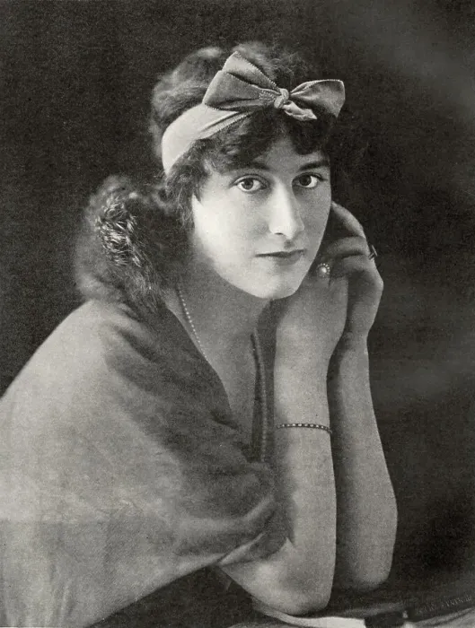 Framed Print : Mrs Wyndham-Quin, formerly Miss Helen Swire, married Richard Wyndham-Quin in 1915. Date: 1916 Framed Print : Mrs Wyndham-Quin, formerly Miss Helen Swire, married Richard Wyndham-Quin in 1915. Date: 1916