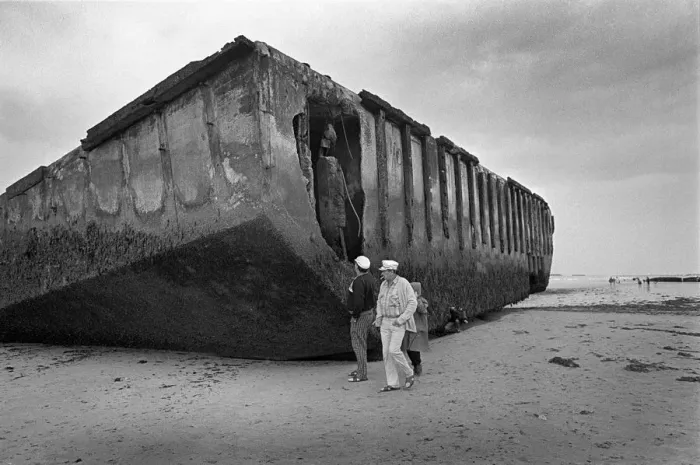 Framed Print : Mulberry Harbour on the beach at Arromanches-les-Bains Framed Print : Mulberry Harbour on the beach at Arromanches-les-Bains