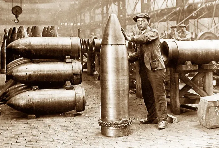 Framed Print : Munitions factory in WW1 Framed Print : Munitions factory in WW1