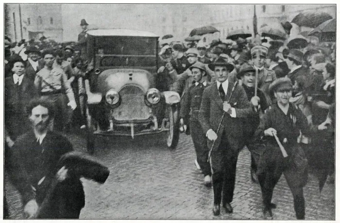 Framed Print : Mussolini arrives triumphantly in Rome 1922 Framed Print : Mussolini arrives triumphantly in Rome 1922