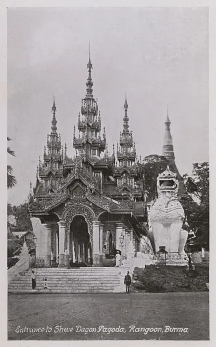 Framed Print : Myanmar - Yangon - Shwedagon Pagoda - Entrance with leogryph Framed Print : Myanmar - Yangon - Shwedagon Pagoda - Entrance with leogryph