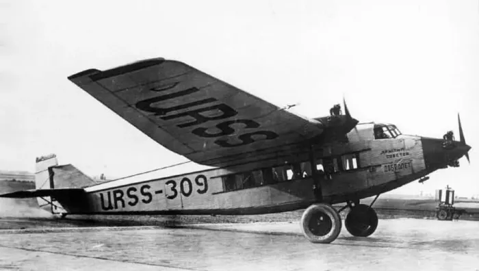 : A N Tupolev ANT-9 (forward view) taxying of URSS-309 : A N Tupolev ANT-9 (forward view) taxying of URSS-309