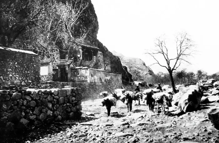 Framed Print : The Nankou Pass, Beijing, China, early 1900s Framed Print : The Nankou Pass, Beijing, China, early 1900s