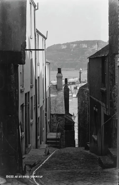 Framed Print : Narrow Street in St. Ives Framed Print : Narrow Street in St. Ives