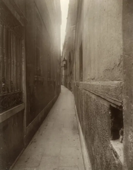 Framed Print : Narrow street in Venice, Italy Framed Print : Narrow street in Venice, Italy