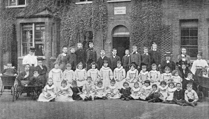 Framed Print : National Childrens Home, Bethnal Green - Cripples Parlour Framed Print : National Childrens Home, Bethnal Green - Cripples Parlour