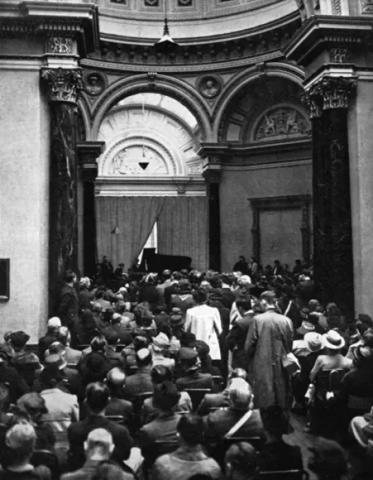 Framed Print : National Gallery daytime concerts during WWII, 1939 Framed Print : National Gallery daytime concerts during WWII, 1939