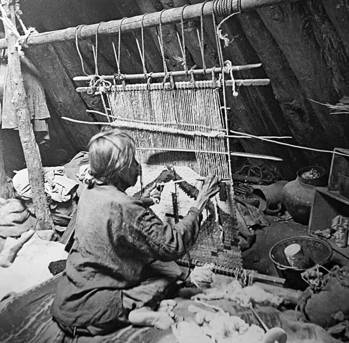 Framed Print : A Navajo Indian making a rug - early 1900s Framed Print : A Navajo Indian making a rug - early 1900s