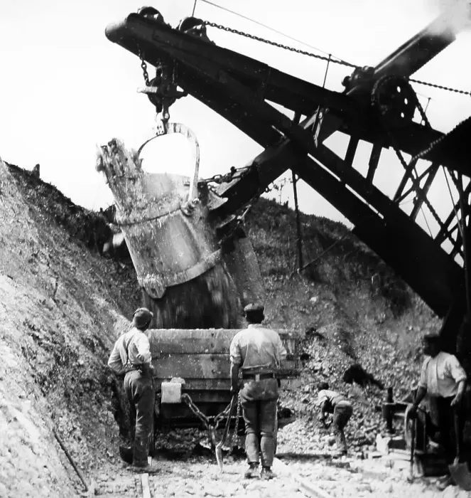 Framed Print : Navvies building a railway line in the UK, early 1900s Framed Print : Navvies building a railway line in the UK, early 1900s