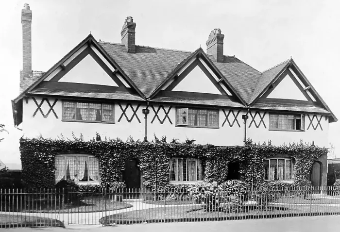 Framed Print : New Chester Road, Port Sunlight Village, early 1900s Framed Print : New Chester Road, Port Sunlight Village, early 1900s