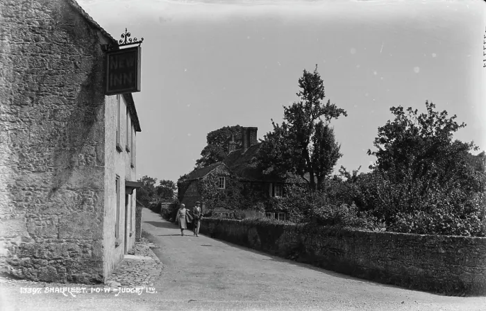 Framed Print : New Inn in Shalfleet Framed Print : New Inn in Shalfleet