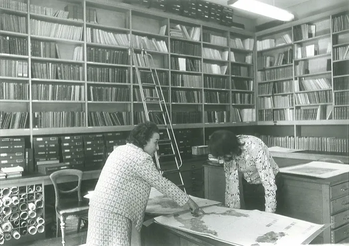Framed Print : New Library Map Room, Geological Society, 1972 Framed Print : New Library Map Room, Geological Society, 1972