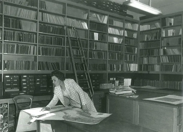Framed Print : New Library Map Room, Geological Society, 1972 Framed Print : New Library Map Room, Geological Society, 1972