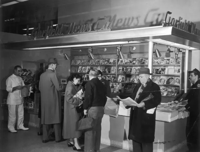 Framed Print : NEW YORK NEWSTAND / 1951 Framed Print : NEW YORK NEWSTAND / 1951