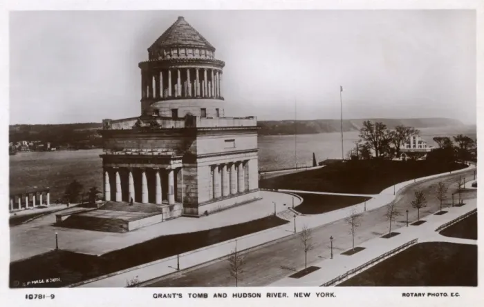 Framed Print : New York, USA - Grants Tomb and the Hudson River Framed Print : New York, USA - Grants Tomb and the Hudson River