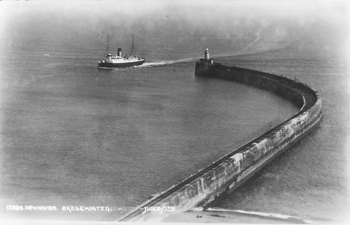 Framed Print : Newhaven Breakwater Framed Print : Newhaven Breakwater