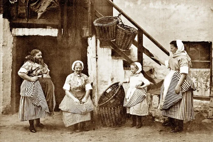 Framed Print : Newhaven Fish Wives early 1900s Framed Print : Newhaven Fish Wives early 1900s