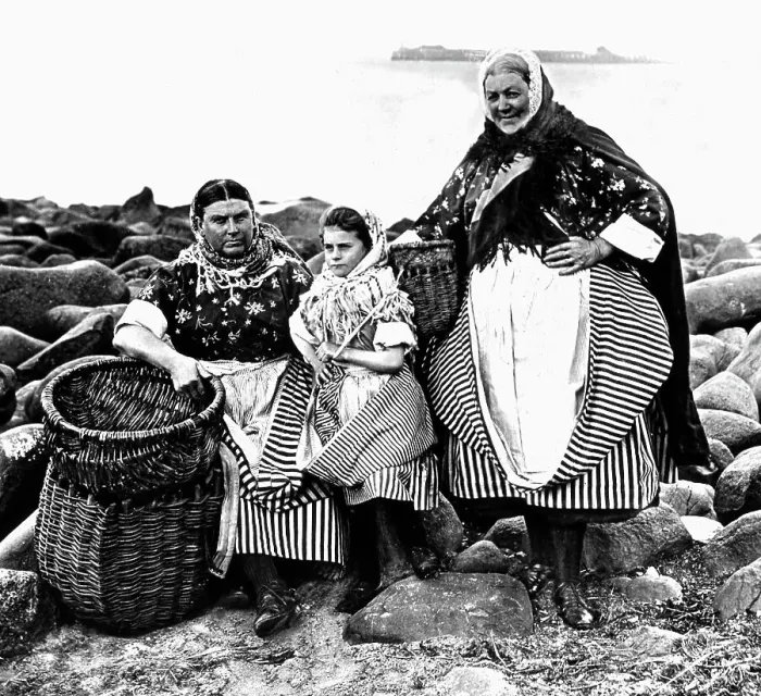 Framed Print : Newhaven Fishwives Victorian period Framed Print : Newhaven Fishwives Victorian period