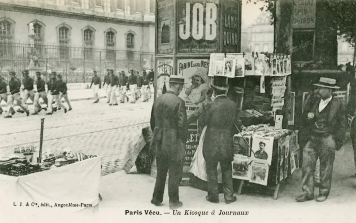 Framed Print : Newspaper kiosk in Paris Framed Print : Newspaper kiosk in Paris