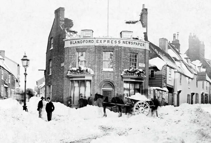Framed Print : Newspaper Office, Blandford Forum early 1900's Framed Print : Newspaper Office, Blandford Forum early 1900's