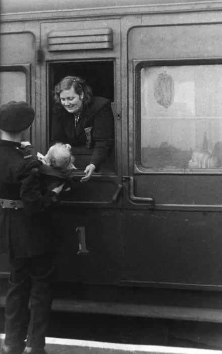 Framed Print : NFS firefighter helping evacuees, St Pancras, WW2 Framed Print : NFS firefighter helping evacuees, St Pancras, WW2