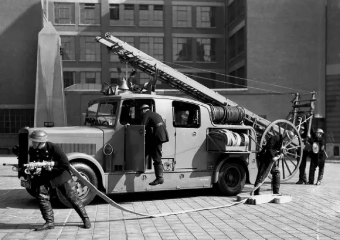 Framed Print : NFS (London Region No 5) pump escape and crew, WW2 Framed Print : NFS (London Region No 5) pump escape and crew, WW2