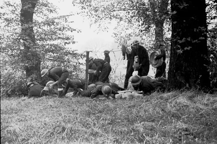Framed Print : NFS (London Region) assault course training exercises, WW2 Framed Print : NFS (London Region) assault course training exercises, WW2