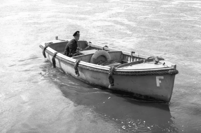 Framed Print : NFS (London Region) fireboat tender on the Thames, WW2
