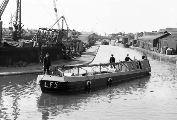 Framed Print : NFS (London Region) narrow boat fitted with fire pumps Framed Print : NFS (London Region) narrow boat fitted with fire pumps