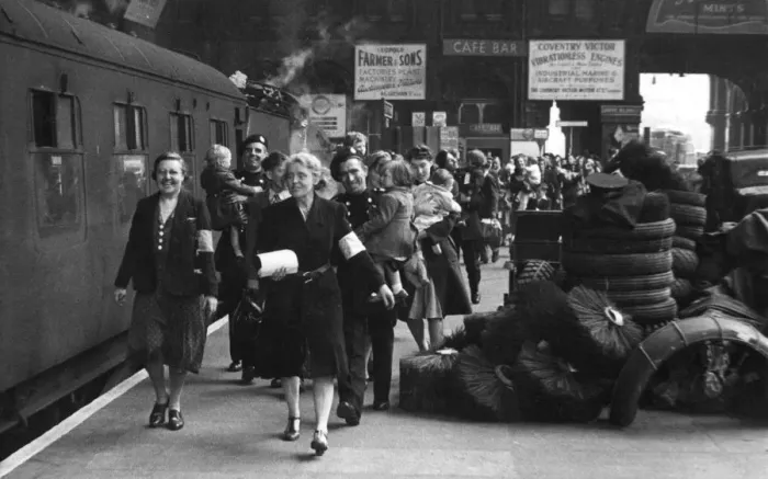 Framed Print : NFS personnel helping evacuees, St Pancras, WW2 Framed Print : NFS personnel helping evacuees, St Pancras, WW2