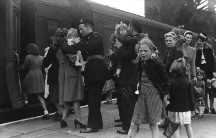 Framed Print : NFS personnel helping evacuees, St Pancras, WW2 Framed Print : NFS personnel helping evacuees, St Pancras, WW2