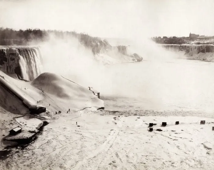 Framed Print : Niagara Falls frozen in Winter Framed Print : Niagara Falls frozen in Winter