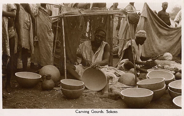 Nigeria, Sokoto - Carving gourds