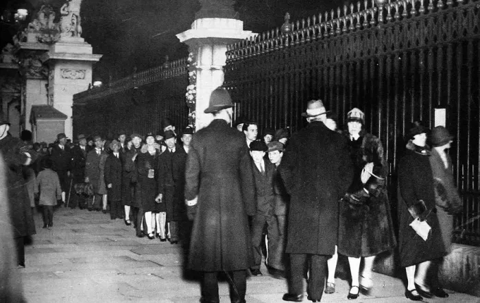 Framed Print : Night scene outside the gates of Buckingham Palace. Crowds w Framed Print : Night scene outside the gates of Buckingham Palace. Crowds w