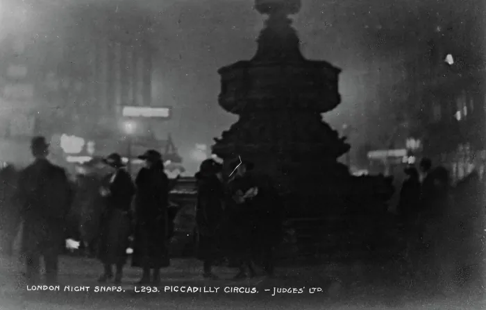 Framed Print : Night Scene at Piccadilly Circus Framed Print : Night Scene at Piccadilly Circus