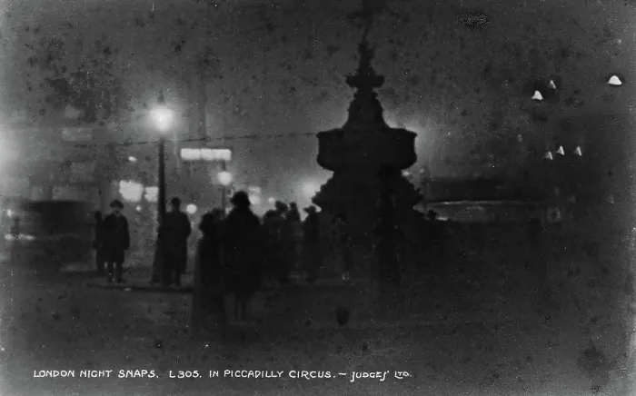 Framed Print : Night Scene at Piccadilly Circus Framed Print : Night Scene at Piccadilly Circus