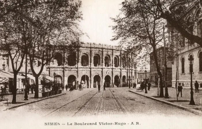 Framed Print : Nimes / Boulevard Framed Print : Nimes / Boulevard