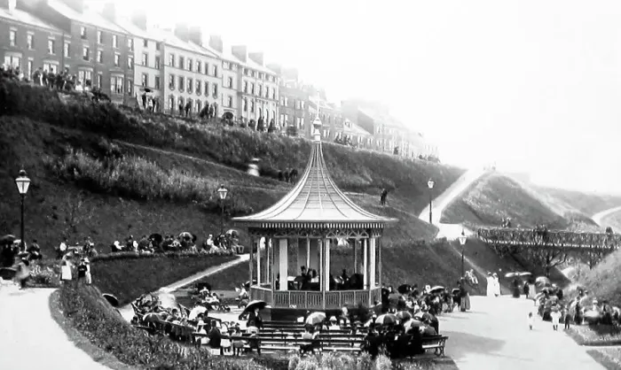Framed Print : North Cliff Gardens, Scarborough Framed Print : North Cliff Gardens, Scarborough